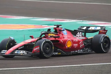 Imagem ilustrativa da imagem Hamilton critica Ferrari após estreia frustrante na Austrália