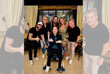 Imagem ilustrativa da imagem Faustão aparece de pé enfaixado em foto ao lado de Gusttavo Lima e família