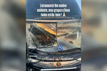 Imagem ilustrativa da imagem Ferrugem e equipe sofrem acidente e ônibus fica destruído