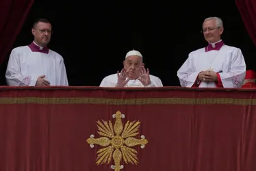 Imagem ilustrativa da imagem Fiéis se reúnem na praça São Pedro e se dizem surpresos com morte do papa Francisco