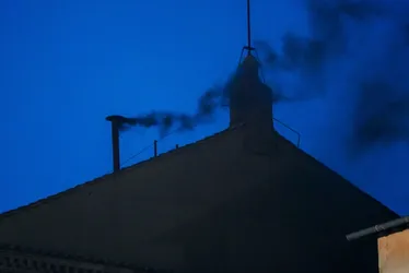 Imagem ilustrativa da imagem Ainda não há papa eleito: fumaça preta sai da chaminé da Capela Sistina