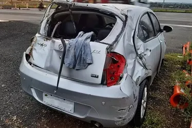 Imagem ilustrativa da imagem Homem ajuda trio que sofreu acidente e tem carro furtado por uma das vítimas