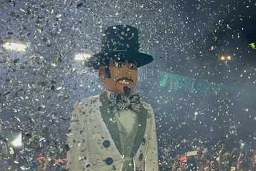 Imagem ilustrativa da imagem Homem da Meia-Noite dá o ar da graça e arrasta multidão pelas ladeiras de Olinda