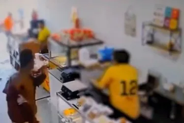 Imagem ilustrativa da imagem Homem destrói porta de vidro e invade padaria em Vila Velha