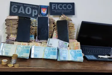 Imagem ilustrativa da imagem Guarda de Vitória apreende drogas, carro, R$ 171 mil em espécie e prende homem