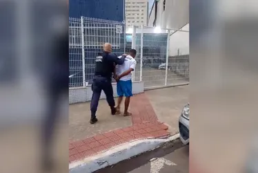 Imagem ilustrativa da imagem Homem leva ex para matagal, obriga ela a ficar nua e a agride com ripa em Viana