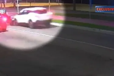 Imagem ilustrativa da imagem Homem pula de moto para não ser atingido por carro que avançou sinal em Vila Velha