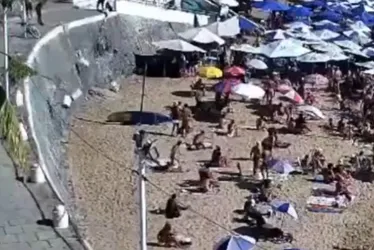 Imagem ilustrativa da imagem Homem se apoia em proteção de orla de Salvador e provoca queda da estrutura
