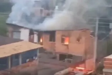 Imagem ilustrativa da imagem Incêndio destrói casa e móveis na Serra