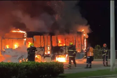 Imagem ilustrativa da imagem Incêndios em ônibus foram motivados por morte de traficante, diz secretário