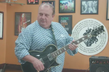Imagem ilustrativa da imagem Jacquin leva guitarra e amplificador para dentro de cozinha de restaurante