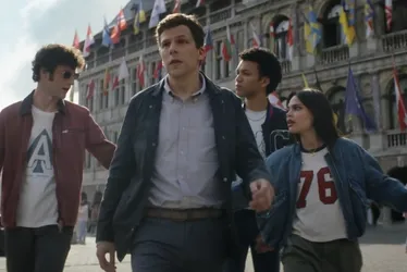 Imagem ilustrativa da imagem Jesse Eisenberg recruta jovens mágicos em trailer de 'Truque de Mestre 3'