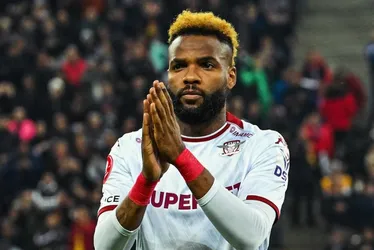 Imagem ilustrativa da imagem Jogador de futebol morre aos 28 anos após cair do 11º andar de prédio na China
