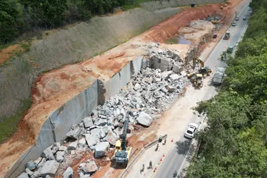 
          Imagem ilustrativa da imagem Trecho da BR-101, na Serra, será totalmente interditado para desmonte de rochas
          