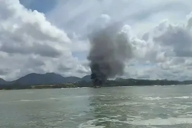 Imagem ilustrativa da imagem Lancha pega fogo no mar em Guarapari; passageiros foram resgatados com segurança