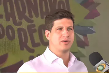 Imagem ilustrativa da imagem Mais de 3 milhões de foliões movimentam R$ 2,7 bilhões no Carnaval, diz João Campos