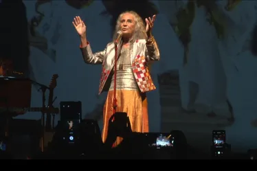 Imagem ilustrativa da imagem Maria Bethânia interrompe show no Rio e reclama: 'Me respeitem!"