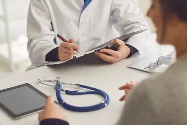 Imagem ilustrativa da imagem Médico é demitido após receitar dose excessiva de remédio; abuso sexual é exposto