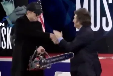 Imagem ilustrativa da imagem Milei entrega motosserra a Musk nos EUA em meio a escândalo com criptomoeda
