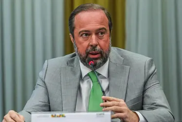 Imagem ilustrativa da imagem Ministro diz que vai levar adiante proposta de isentar conta de luz de 60 milhões