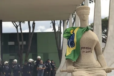 Imagem ilustrativa da imagem Moraes concede prisão domiciliar para cabeleireira que pichou estátua do STF