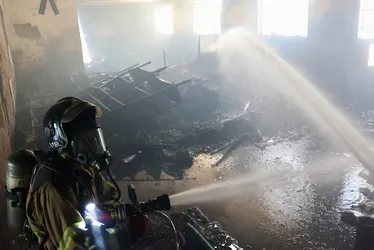 Imagem ilustrativa da imagem Morre vítima de incêndio na fábrica de fantasias no Rio; 6 estão em estado grave