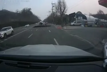 Imagem ilustrativa da imagem Motociclista morre após ser engolido por cratera aberta em rodovia da Coreia do Sul