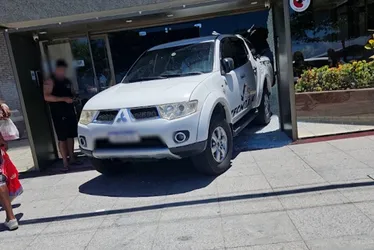 Imagem ilustrativa da imagem Motorista perde controle e caminhonete invade condomínio em Vila Velha