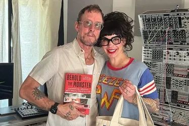 Imagem ilustrativa da imagem Mulher de baixista do Weezer é baleada e acusada de tentativa de homicídio
