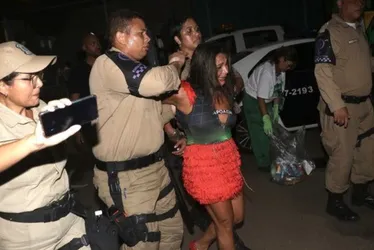 Imagem ilustrativa da imagem Mulher é detida após morder pessoas em camarote no sambódromo do Rio