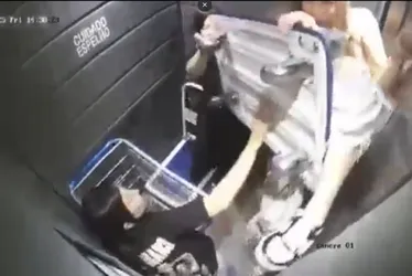 Imagem ilustrativa da imagem Mulher fica pendurada por corda dentro de elevador em Curitiba; veja vídeo