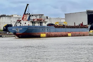 Imagem ilustrativa da imagem Navio que está há dez anos atracado no Porto do ES vai para Santa Catarina
