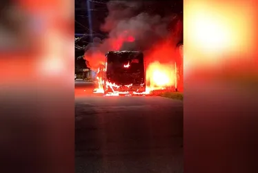 Imagem ilustrativa da imagem Noite de terror tem dois ônibus queimados e viaturas atacadas por criminosos
