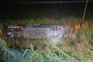 Imagem ilustrativa da imagem Ônibus cai em ribanceira na Dutra, deixa um morto e pelo menos 26 feridos em SP