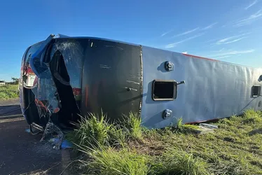 Imagem ilustrativa da imagem Ônibus com 50 pessoas capota em rodovia de MG e deixa 10 mortos; há crianças entre as vítimas