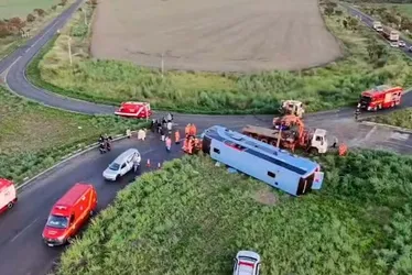 Imagem ilustrativa da imagem Ônibus com 50 pessoas capota em rodovia de MG e deixa 10 mortos; há crianças entre as vítimas