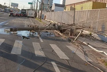 Imagem ilustrativa da imagem Ônibus destrói poste e interrompe trânsito em rodovia de Vila Velha