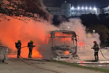 Imagem ilustrativa da imagem Ônibus do Transcol é incendiado na Ponte de Camburi