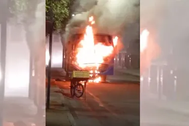 Imagem ilustrativa da imagem Ônibus é incendiado e trânsito é interrompido durante madrugada na Serra