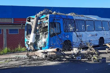 Imagem ilustrativa da imagem Ônibus perde controle, bate em poste e deixa ao menos sete pessoas feridas na Serra