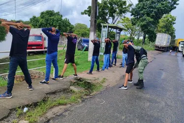 Imagem ilustrativa da imagem PM detém 12 pessoas com bombas e rojões no Cabo de Santo Agostinho