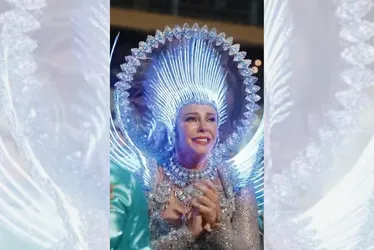 Imagem ilustrativa da imagem Paolla Oliveira chora enquanto samba na despedida da Grande Rio
