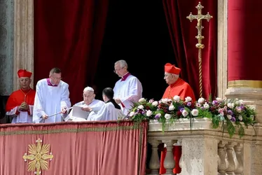 Imagem ilustrativa da imagem Papa Francisco aparece no Domingo de Páscoa para dar a bênção aos fiéis