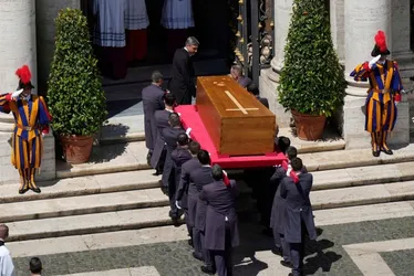 Imagem ilustrativa da imagem Papa Francisco é sepultado em cerimônia reservada após funeral