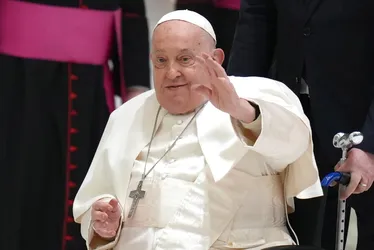 Imagem ilustrativa da imagem Papa está sem febre e em condição clínica estável, diz Vaticano