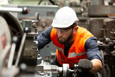 Imagem ilustrativa da imagem Pernambuco tem maior alta industrial do país em fevereiro, porém menor ante a 2025