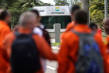 Imagem ilustrativa da imagem Petroleiros param por 24 horas contra mudanças no teletrabalho e PLR