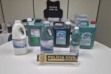Imagem ilustrativa da imagem Polícia Civil apreende mais de 3 mil litros de produtos de limpeza irregulares