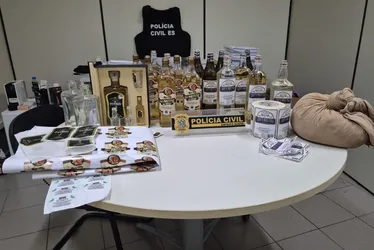 Imagem ilustrativa da imagem Polícia Civil apreende mais de 4 mil litros de cachaça em fábrica clandestina