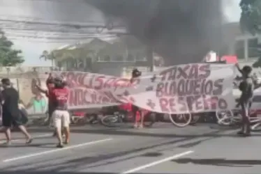 Imagem ilustrativa da imagem Protesto de entregadores de aplicativos fecha avenidas no Grande Recife